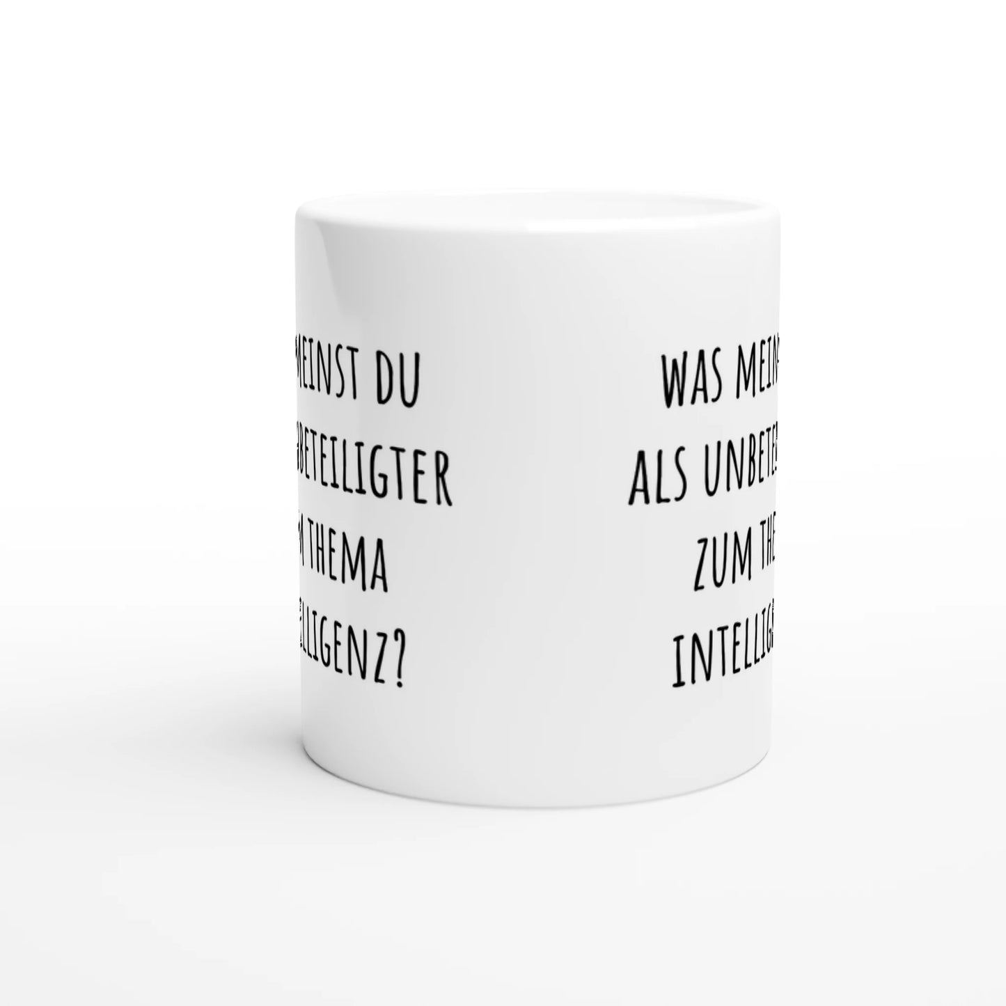 Weiße Keramiktasse mit Aufdruck "Was meinst du als Unbeteiligter zum Thema Intelligenz?" – Rundumsicht der Bürotasse von Vollzeitfrust