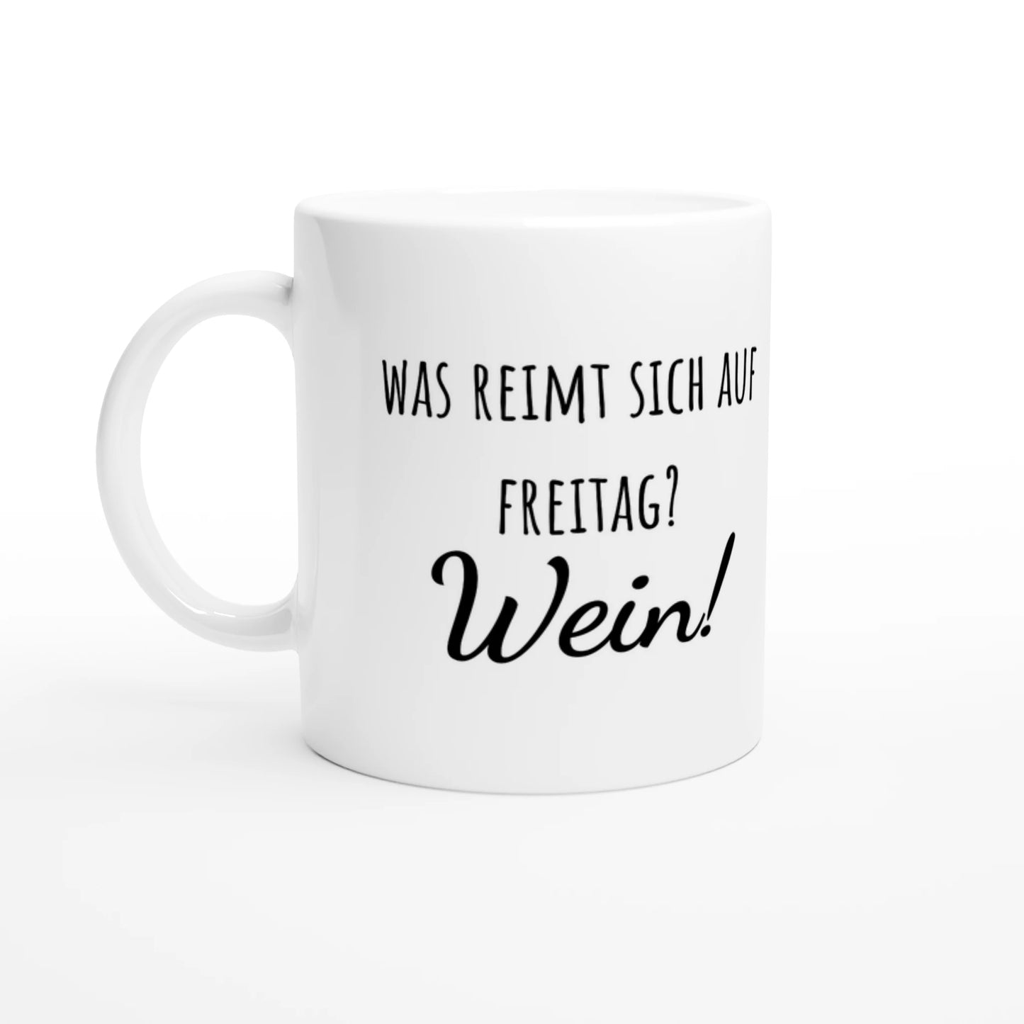 Weiße Keramiktasse 325 ml mit Aufdruck "Was reimt sich auf Freitag? Wein!" – Schreibtischtasse von Vollzeitfrust, Ansicht von links