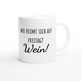 Weiße Keramiktasse 325 ml mit Aufdruck "Was reimt sich auf Freitag? Wein!" – Schreibtischtasse von Vollzeitfrust, Ansicht von rechts