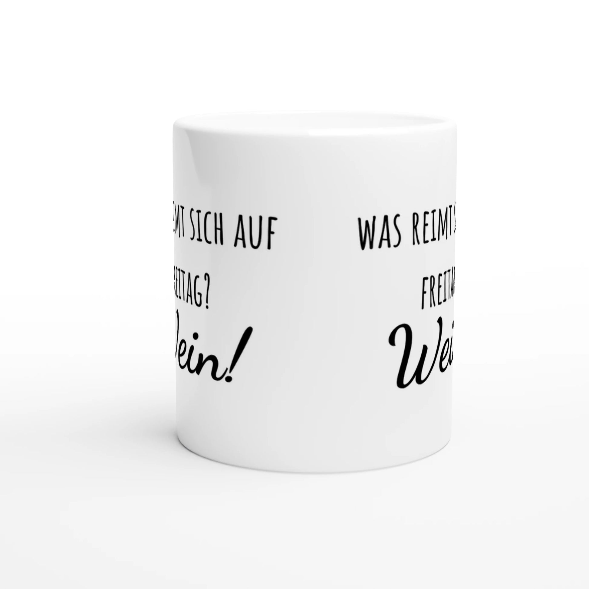 Weiße Keramiktasse mit Aufdruck "Was reimt sich auf Freitag? Wein!" – Rundumsicht der Bürotasse von Vollzeitfrust
