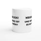 Weiße Keramiktasse mit Aufdruck "Wer bin ich? Und wieso ist es so früh?" – Rundumsicht der Bürotasse von Vollzeitfrust
