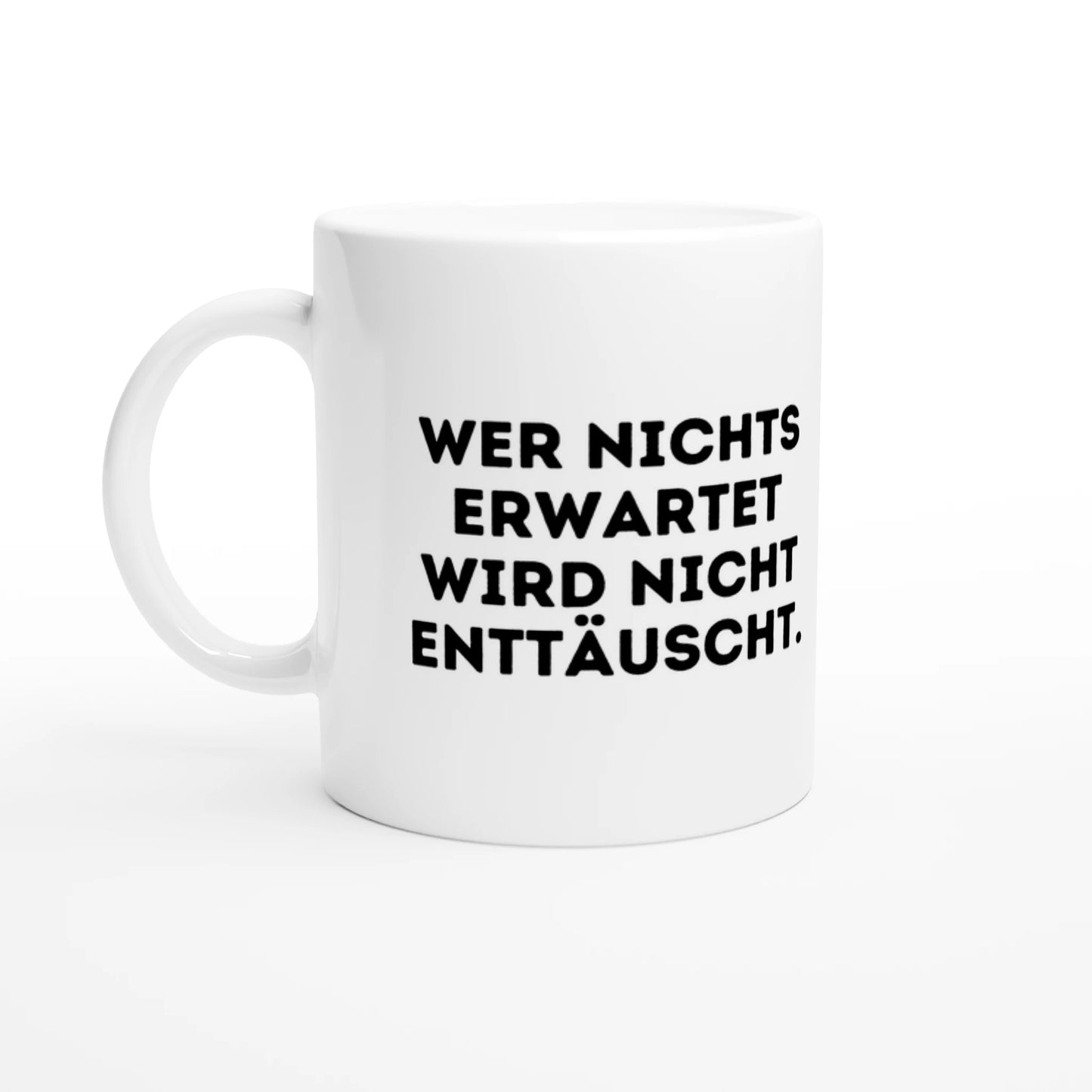 Weiße Keramiktasse 325 ml mit Aufdruck "Wer nichts erwartet wird nicht enttäuscht" – Schreibtischtasse von Vollzeitfrust, Ansicht von links