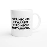 Weiße Keramiktasse 325 ml mit Aufdruck "Wer nichts erwartet wird nicht enttäuscht" – Schreibtischtasse von Vollzeitfrust, Ansicht von rechts
