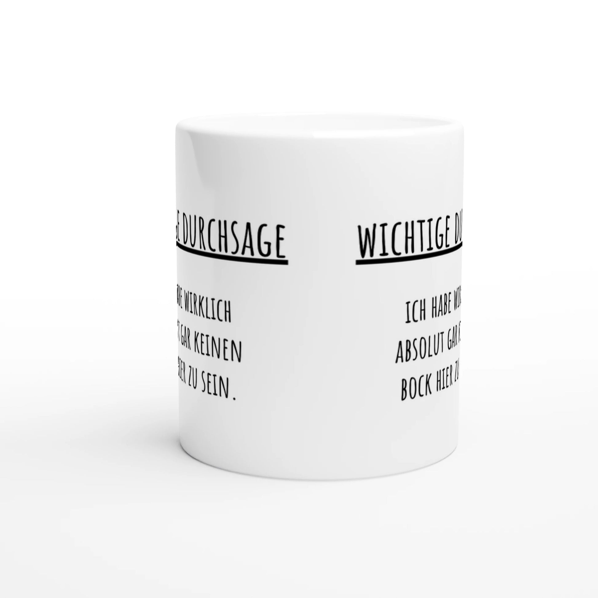 Weiße Keramiktasse mit Aufdruck "Wichtige Durchsage: Ich habe keinen Bock hier zu sein" – Rundumsicht der Bürotasse von Vollzeitfrust