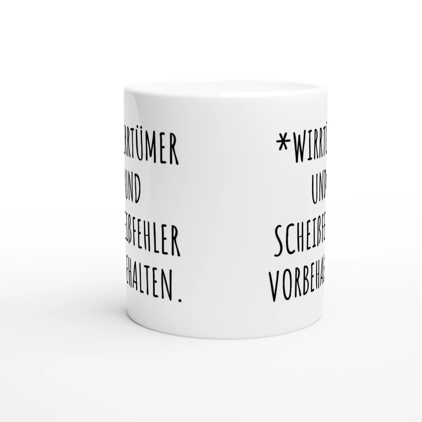 Weiße Keramiktasse mit Aufdruck "*Wirrtümer und Scheißfehler vorbehalten" – Rundumsicht der Bürotasse von Vollzeitfrust
