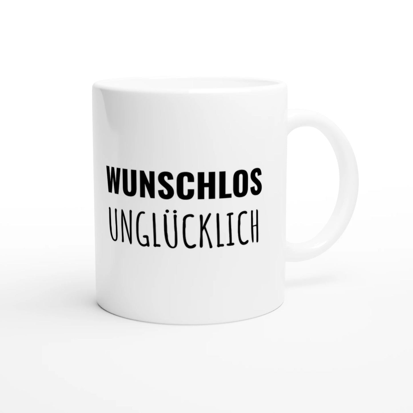 Weiße Keramiktasse 325 ml mit Aufdruck "Wunschlos unglücklich" – Schreibtischtasse von Vollzeitfrust, Ansicht von rechts
