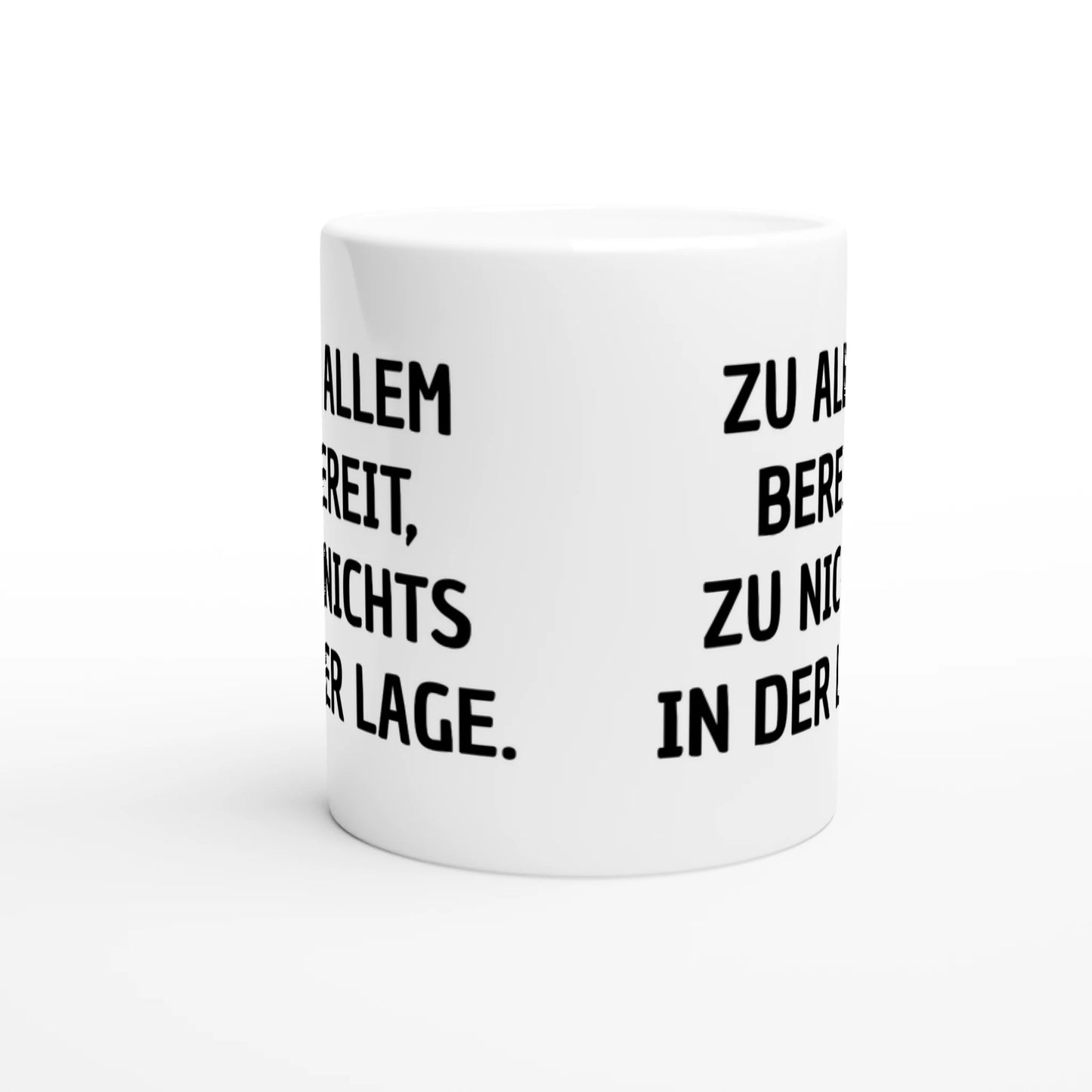Weiße Keramiktasse mit Aufdruck "Zu allem bereit, zu nichts in der Lage" – Rundumsicht der Bürotasse von Vollzeitfrust