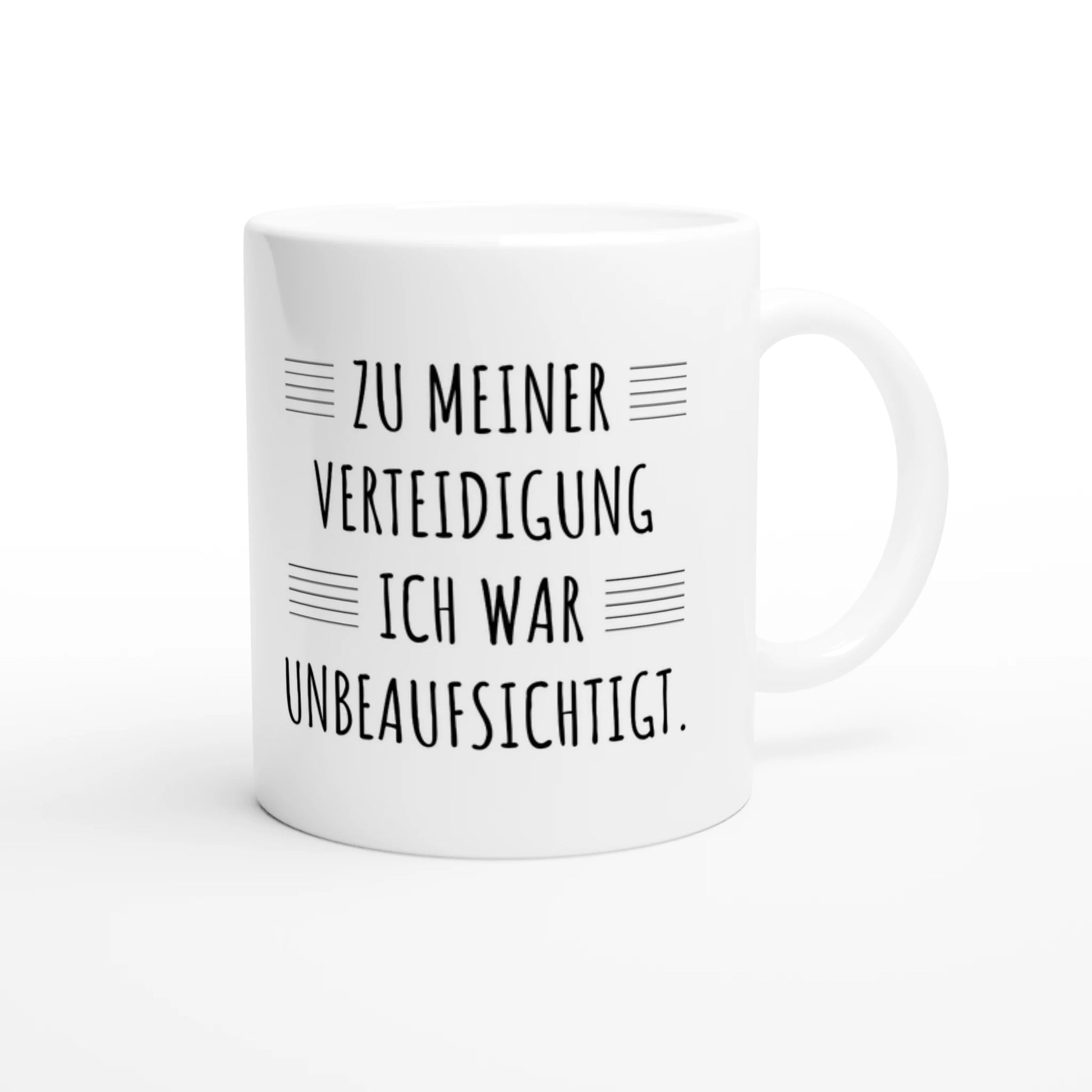Weiße Keramiktasse 325 ml mit Aufdruck "Zu meiner Verteidigung: Ich war unbeaufsichtigt" – Schreibtischtasse von Vollzeitfrust, Ansicht von rechts