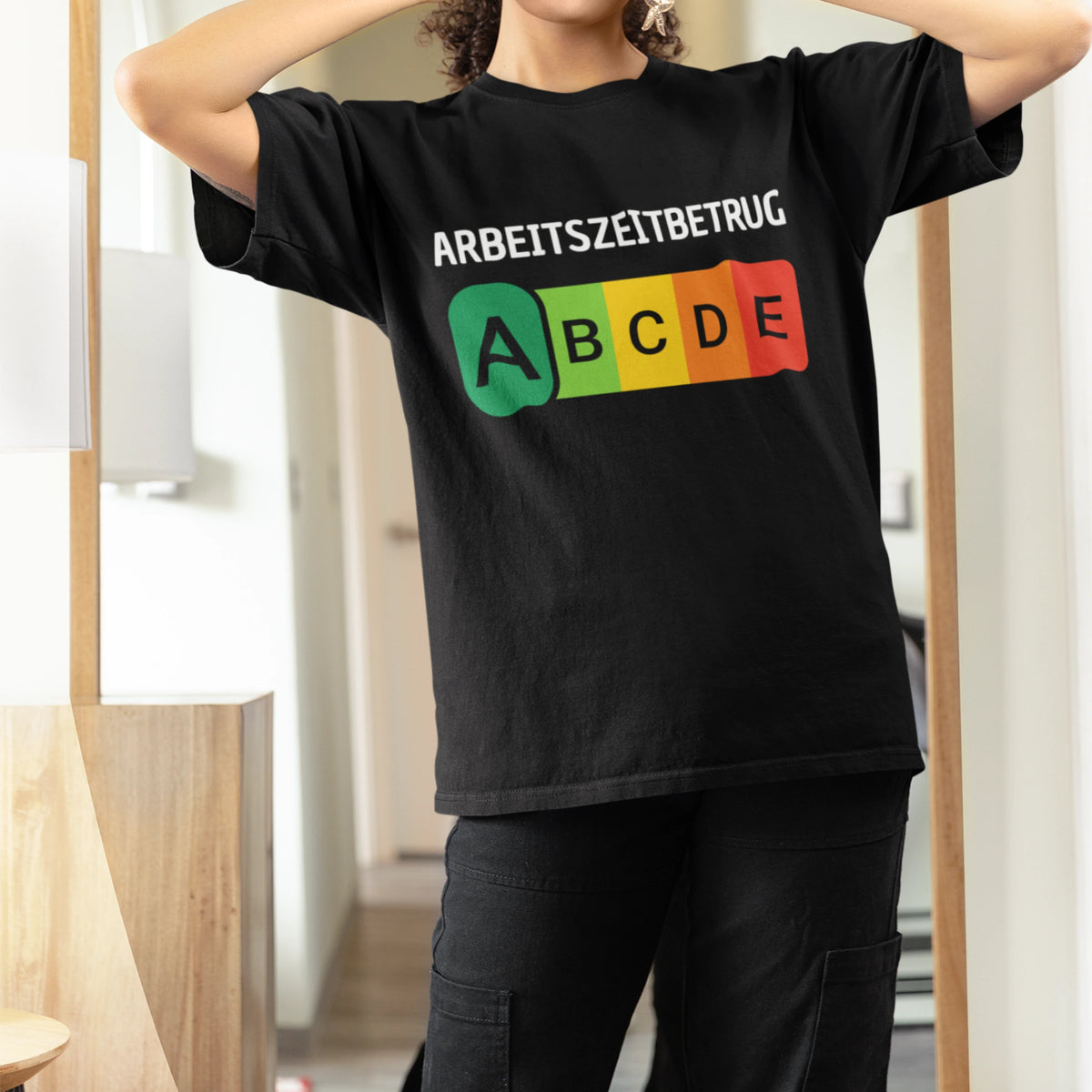 Vollzeitfrust T-Shirt mit Spruch „Arbeitszeitbetrug” im Nutri-Score-Design – witziges Shirt für den Büroalltag