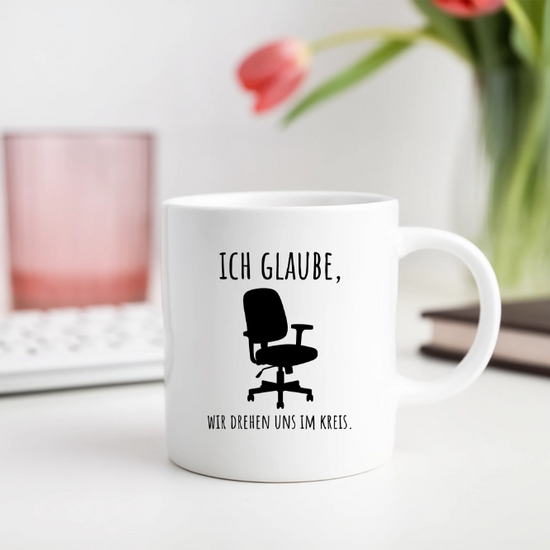 Vollzeitfrust Tasse mit Spruch „Ich glaube, wir drehen uns im Kreis