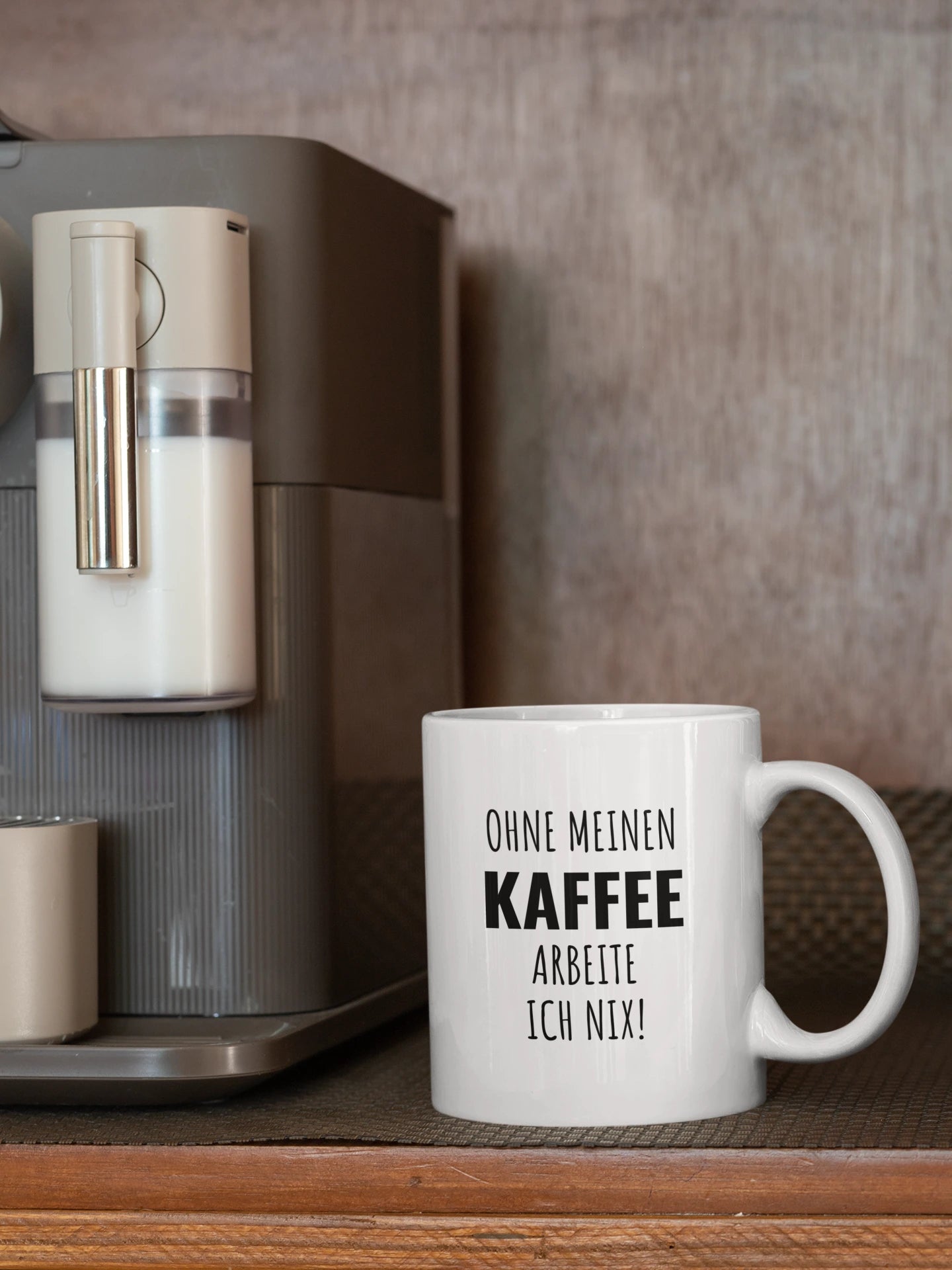 Vollzeitfrust Kaffeetasse mit Spruch „Ohne meinen Kaffee arbeite ich nix!" vor einer Espressomaschine – weiße Bürotasse mit 325 ml Fassungsvermögen, spülmaschinenfest, mit hochwertigem Druck. 