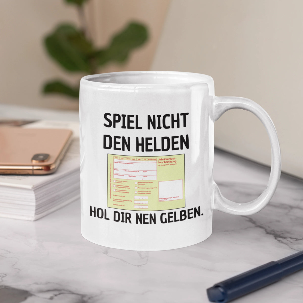 Vollzeitfrust Tasse mit Spruch „Spiel nicht den Helden, hol dir nen Gelben” – lustige Bürotasse mit Arbeitsunlustbescheinigung-Motiv