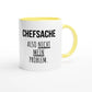 Zweifarbige Keramiktasse 325 ml mit Aufdruck "Chefsache. Also nicht mein Problem" in Gelb – Schreibtischtasse von Vollzeitfrust

