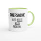Zweifarbige Keramiktasse 325 ml mit Aufdruck "Chefsache. Also nicht mein Problem" in Grün – Schreibtischtasse von Vollzeitfrust
