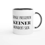 Zweifarbige Keramiktasse 325 ml mit Aufdruck "Dinge passieren. Keiner wundert sich" in Schwarz – Schreibtischtasse von Vollzeitfrust

