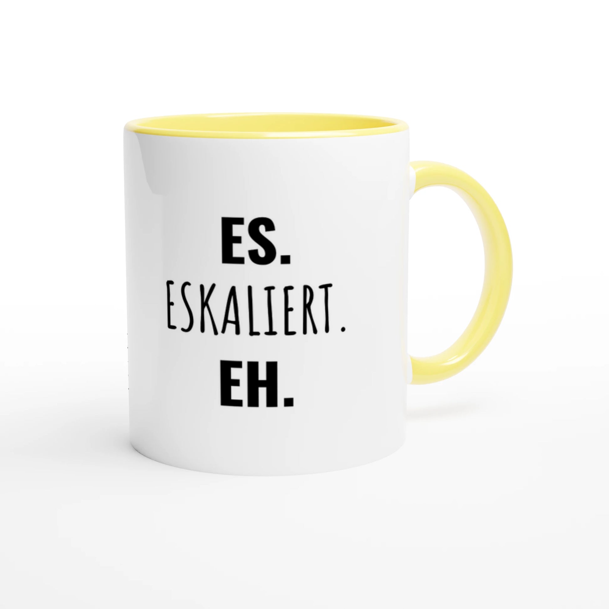 Zweifarbige Keramiktasse 325 ml mit Aufdruck "Es. Eskaliert. Eh" in Gelb – Schreibtischtasse von Vollzeitfrust

