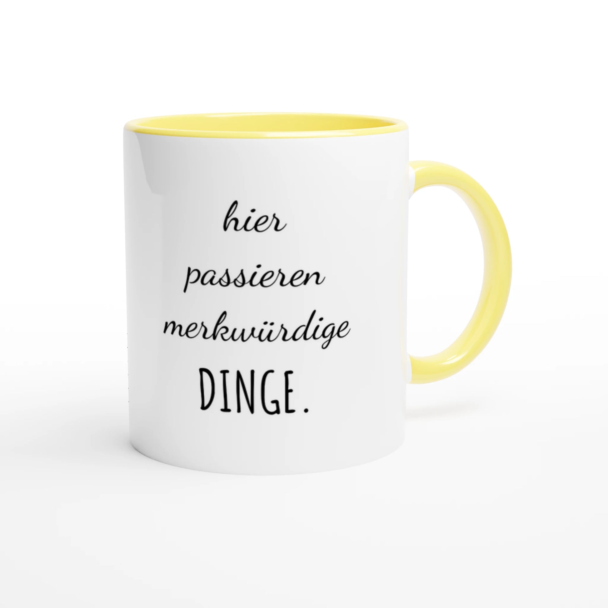 Zweifarbige Keramiktasse 325 ml mit Aufdruck "Hier passieren merkwürdige Dinge" in Gelb – Schreibtischtasse von Vollzeitfrust
