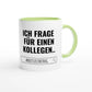 Zweifarbige Keramiktasse 325 ml mit Aufdruck "Ich frage für einen Kollegen" in Grün – Schreibtischtasse von Vollzeitfrust
