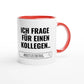 Zweifarbige Keramiktasse 325 ml mit Aufdruck "Ich frage für einen Kollegen" in Rot – Schreibtischtasse von Vollzeitfrust
