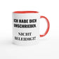 Zweifarbige Keramiktasse 325 ml mit Aufdruck "Ich habe dich umschrieben. Nicht beleidigt!" in Rot – Schreibtischtasse von Vollzeitfrust

