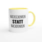 Zweifarbige Keramiktasse 325 ml mit Aufdruck "Nachschenken statt Nachdenken" in Gelb – Schreibtischtasse von Vollzeitfrust
