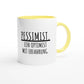 Zweifarbige Keramiktasse 325 ml mit Aufdruck "Pessimist. Ein Optimist mit Erfahrung" in Gelb – Schreibtischtasse von Vollzeitfrust
